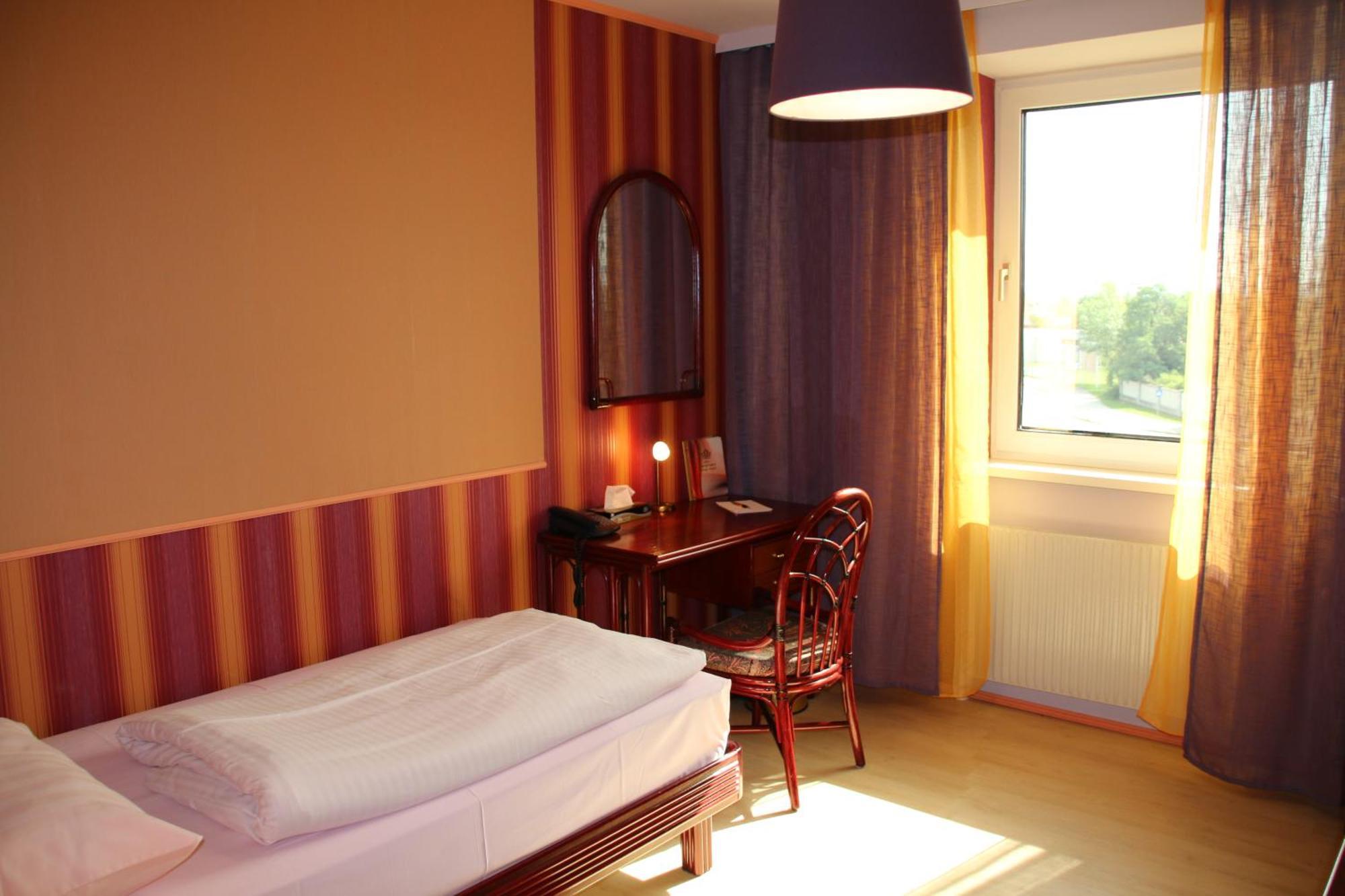 Hotel Freizeittempel Wiener Neustadt Ngoại thất bức ảnh
