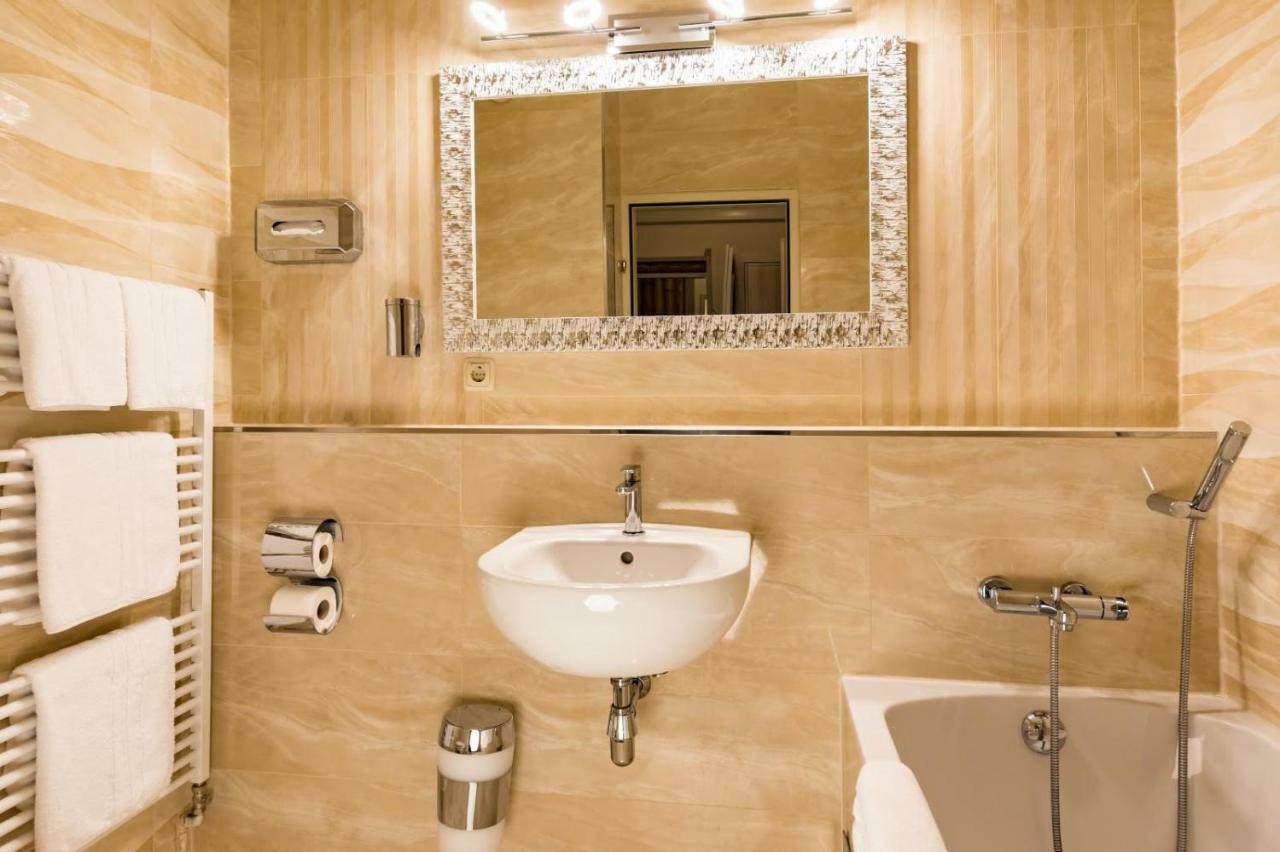 Hotel Freizeittempel Wiener Neustadt Ngoại thất bức ảnh